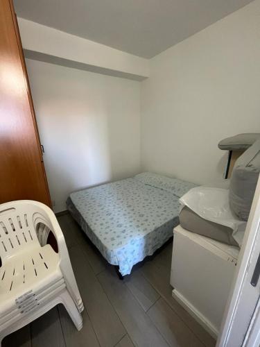 特拉比亚Casa Vacanza的一间小卧室,配有一张床和一把椅子