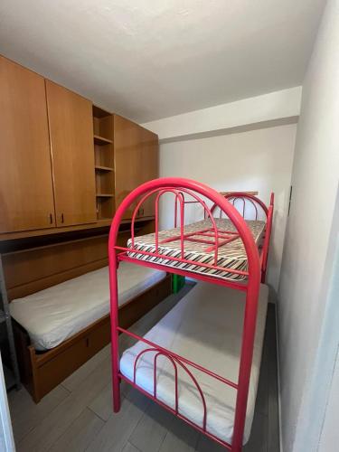 特拉比亚Casa Vacanza的小客房内的红色双层床