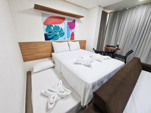 嘎林海斯港Porto Star Prime By AFT的酒店客房,配有两张带白色床单的床