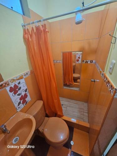 HuantaSu Majestad II的浴室设有橙色的淋浴帘和卫生间