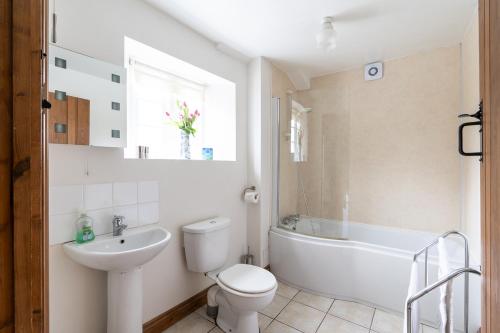洛克斯顿Coachmans Cottage in Loxton的白色的浴室设有卫生间和水槽。