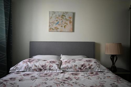 尼亚加拉瀑布Metropolitan Suite的一间卧室配有一张带鲜花被子的床