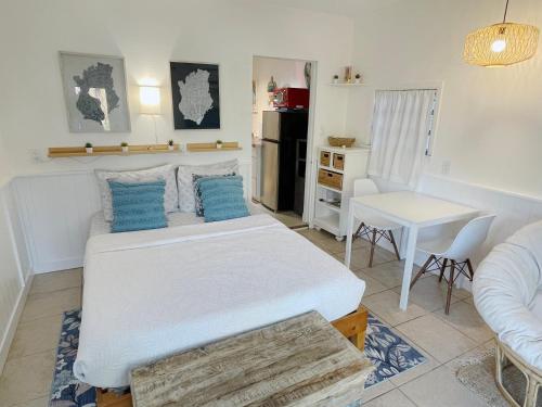 圣徒皮特海滩Cabana Tropical - Garden Studio with Private Hot Tub的一间带大床的卧室和一间厨房