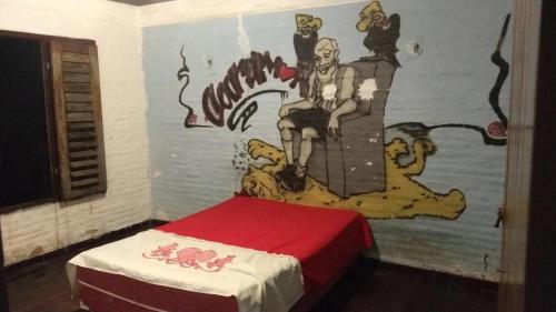 考卡亚Casa de praia Vera的卧室墙上有绘画作品