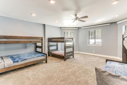 ThayneStar Valley Ranch Vacation Rental with Resort Perks!的一间卧室设有两张双层床和吊扇