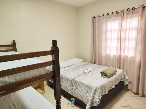 比瓜苏Pousada Catarina的一间卧室设有两张双层床和一扇窗户。