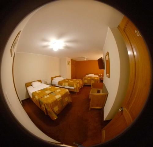 利马拉莫利纳酒店的享有带两张床和走廊的客房的景色。