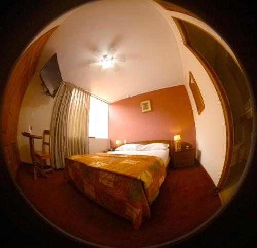 利马拉莫利纳酒店的一间卧室配有床和圆镜子