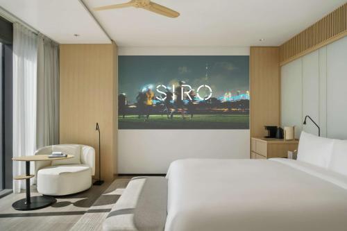 迪拜SIRO One Za'abeel的一间酒店客房,配有床和标志,上面写着停车