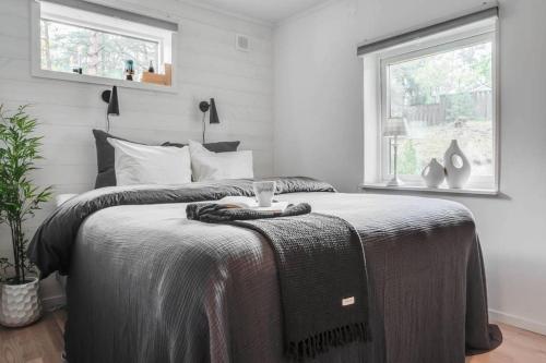 英斯约Swedish Costal Forest Hideaway的一间卧室配有一张床铺,床上有毯子