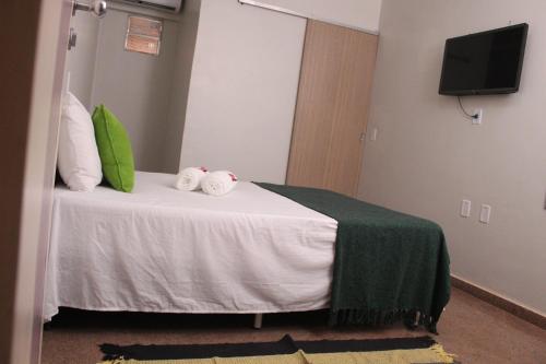 马塞约Pousada Casa Mar Pajuçara的酒店客房,配有带毛巾的床