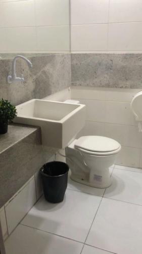 马塞约Pousada Casa Mar Pajuçara的浴室配有白色卫生间和盥洗盆。
