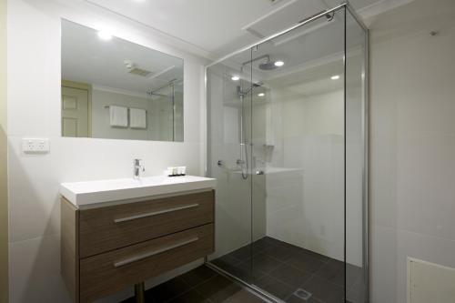堪培拉品尼克公寓式酒店的一间带水槽和淋浴的浴室
