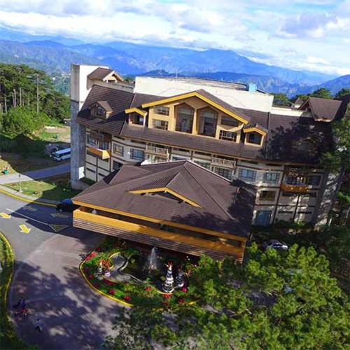 碧瑶Private Room in Camp John Hay Baguio City的享有带屋顶的大型建筑的空中景致