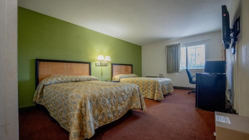 匹兹堡THE INN-Pittsburgh的绿墙旅馆客房的两张床