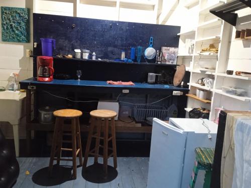乌蒂拉casa de huéspedes selvatica的厨房配有2张吧台凳和1个柜台。