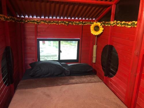 圣玛尔塔El Parque del Loro的红色的房间,设有床和窗户