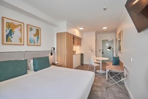 布里斯班奎斯特加农山公寓的卧室配有一张床和一张桌子