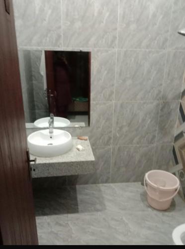 卡拉奇Bahria town karachi的一间带水槽、镜子和卫生间的浴室