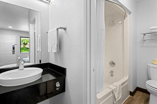 蒙特雷蒙特利北弗里蒙特街6号汽车旅馆的白色的浴室设有水槽和卫生间。