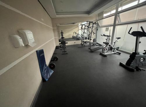 圣地亚哥Porvenir的健身房设有数台跑步机和健身自行车