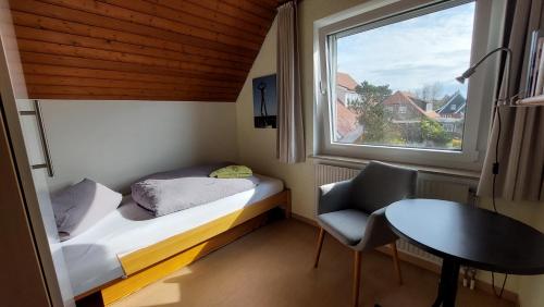 斯匹科罗格Hannes Huus的小房间设有床、桌子和窗户