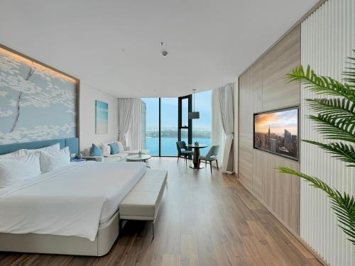 下龙湾Luxury 5 Star A La Carte Residence Ha Long的酒店客房设有一张大床和一张沙发。