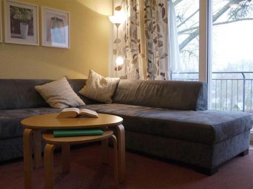 GranzowSchneeeule 218的客厅配有沙发和桌子