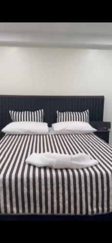 乔治敦Lemmyalplace的黑色和白色条纹床上的2个白色枕头