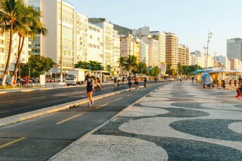 里约热内卢Palace Beach Hostel的一条城市街道,路上有骑自行车的人