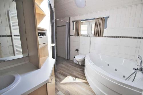 米罗Seeschwalbe Classic 322的带浴缸、盥洗盆和卫生间的浴室