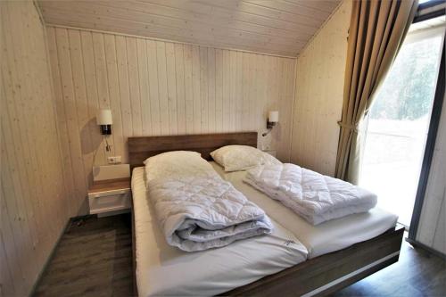 米罗Seeschwalbe Classic 322的一张位于房间的床,上面有两个枕头