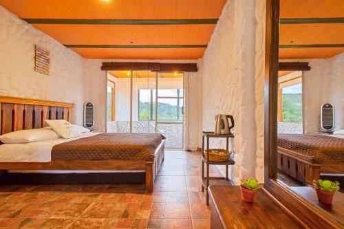 NemocónSavieza Life Experience的一间卧室设有一张床和一个大窗户