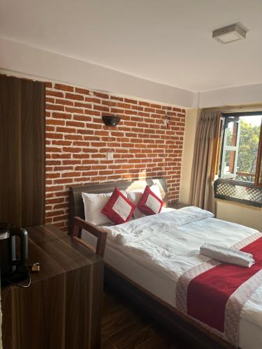 巴克塔普尔Hotel vintage Home的一间卧室设有一张床和砖墙