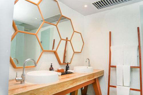 塞米亚克Cross Paasha Bali Seminyak的浴室设有2个水槽和镜子