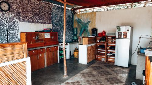 圣佩德罗拉拉古纳Complejo Don Pascual的厨房配有木制橱柜和冰箱。