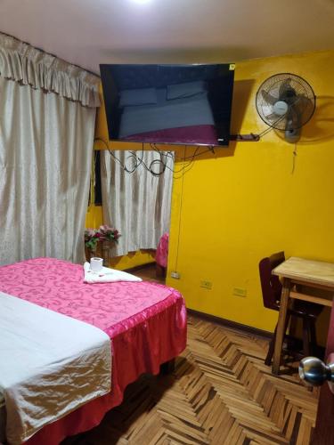 利马Hostal Chavin的一间设有床和黄色墙壁的客房
