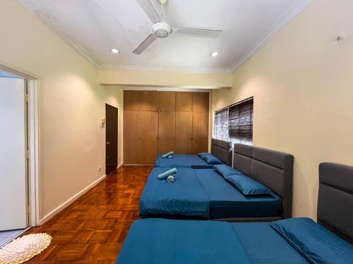 吉隆坡Bukit Tunku KLCC Grande Villa 11 by Vale Pine的一间卧室配有两张床和吊扇