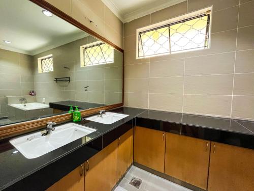 吉隆坡Bukit Tunku KLCC Grande Villa 11 by Vale Pine的浴室设有2个水槽和镜子