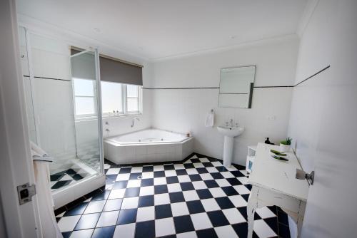 亨利布鲁克上达温泉小屋别墅的浴室铺有黑白格子地板。