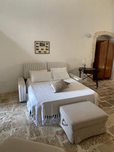 卡斯特拉纳格罗泰masseria Don Bonifacio的一间卧室配有一张大床和一张桌子