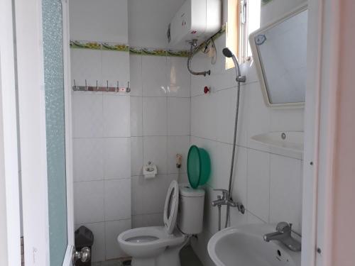 太原省Khách sạn Phú Hưng的一间带卫生间和水槽的小浴室