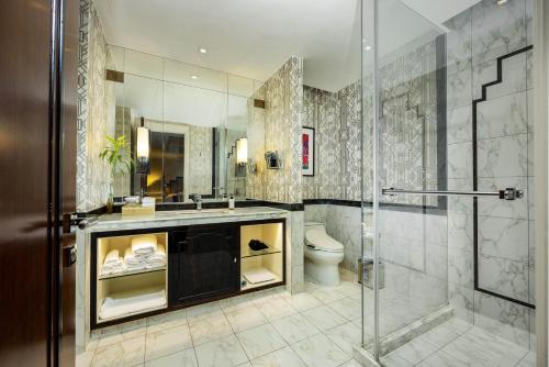 上海Jinjiang Metropolo Hotel Classiq,Shanghai Bund Circle的带淋浴、盥洗盆和卫生间的浴室