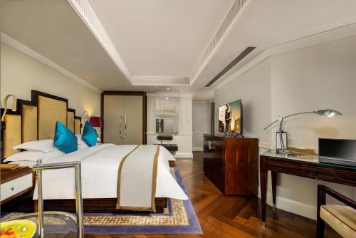 上海Jinjiang Metropolo Hotel Classiq,Shanghai Bund Circle的一间卧室配有一张大床和一张书桌