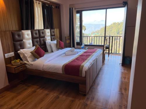 戴尔豪斯Hotel Canadian forest view的一间卧室设有一张大床和大窗户