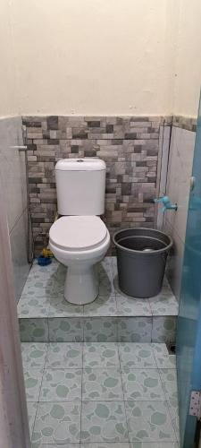 GeruntangVallery homestay的一间带卫生间和浴缸的浴室