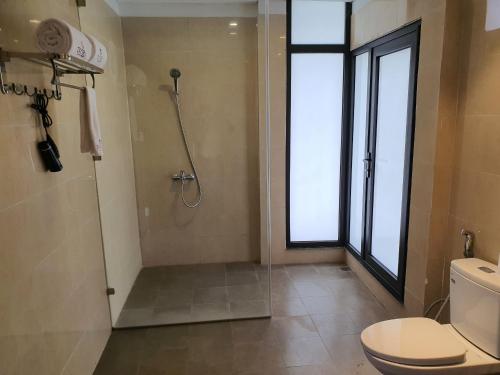 和平Ivory Villa & Resort的带淋浴和卫生间的浴室