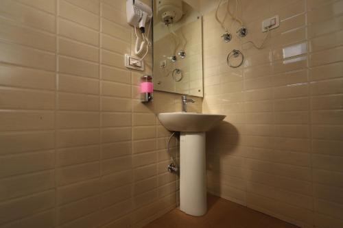 达兰萨拉Hotel Grand Nest的一间带水槽和镜子的浴室