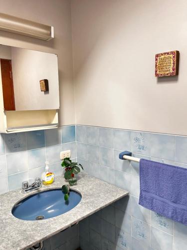 YanahuaraT'ikary Wasi Hostel的一间带水槽和紫色毛巾的浴室