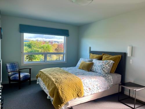 陶波Punawai Homestay的一间卧室设有一张床和一个大窗户